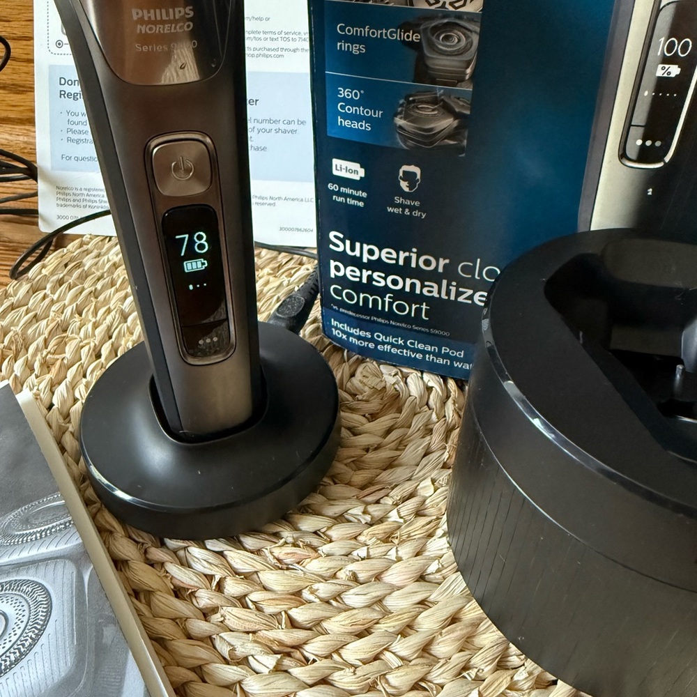 Philips Norelco 9800 Electric Shaver Set - Picture 6 of 12